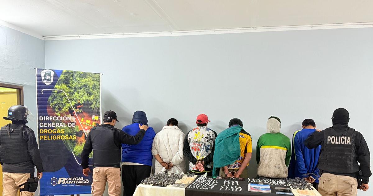 Vendiacutean drogas frente a cancha de fuacutetbol- los atraparon cuando entregaban envoltorios de cocaiacutena