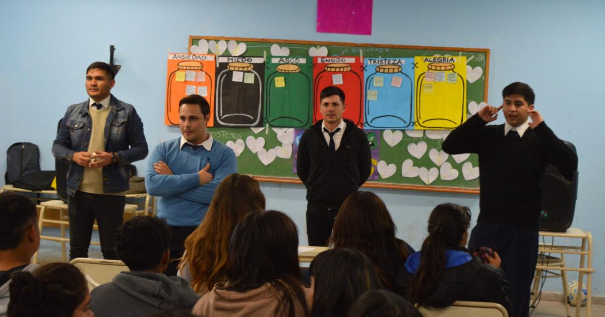 Conectando con las emociones- Jornada educativa en el Colegio San Martiacuten de Colonia Dora