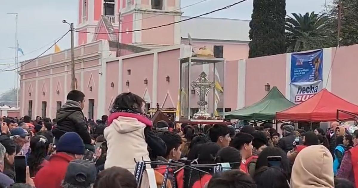 Asiacute se vive la fiesta de los pobladores en honor al Sentildeor de los Milagros de Mailiacuten
