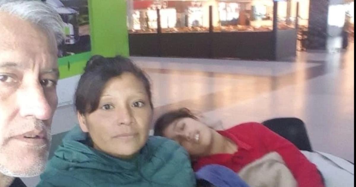 UNA PAREJA CON SUS DOS HIJOS