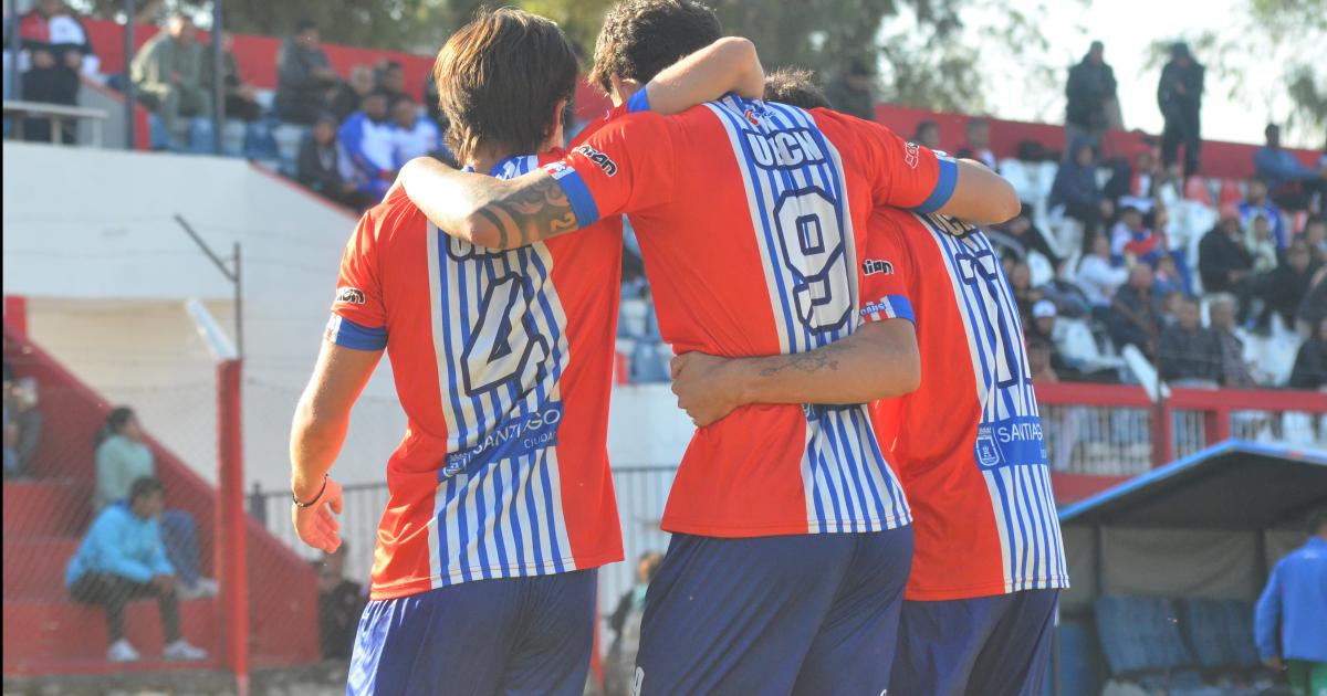 Unioacuten Santiago goleoacute a Estudiantes por 4 a 1 y llegoacute a la cima de la zona A