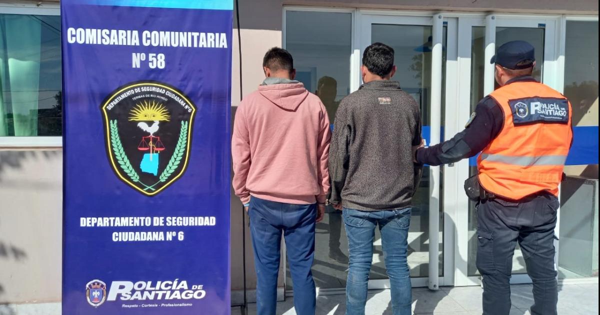 Hermanos pelearon quemaron la casa de su mamaacute y atacaron a policiacuteas con cuchillos y machetes