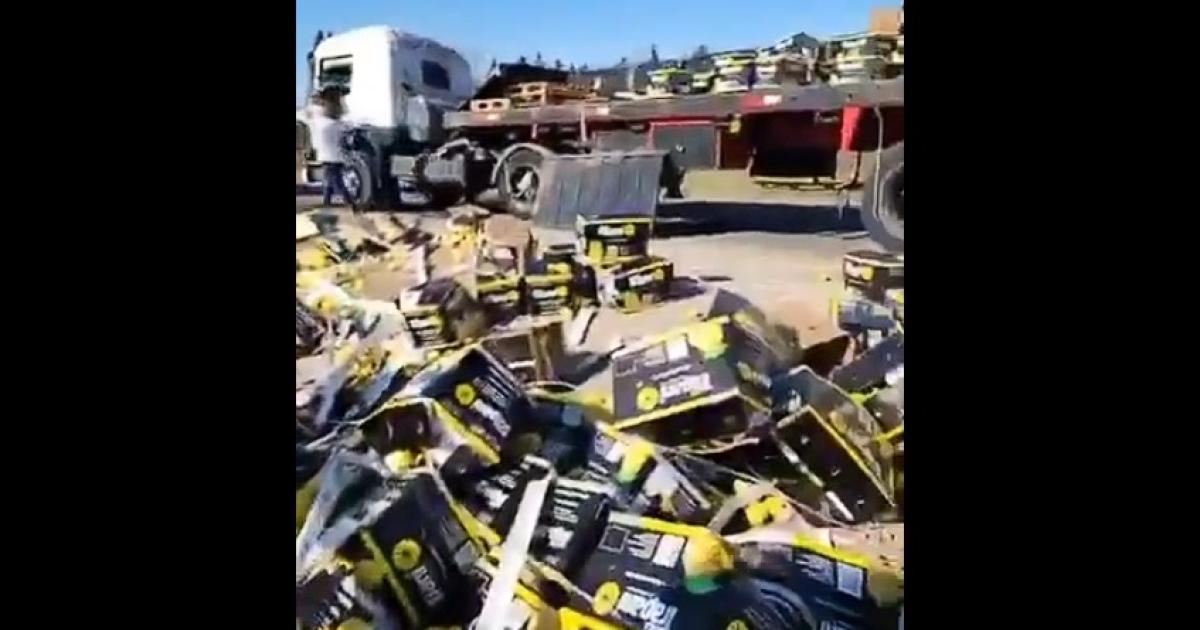 VIDEO  Volcoacute un camioacuten con limones y los vecinos de la zona saquearon toda la carga