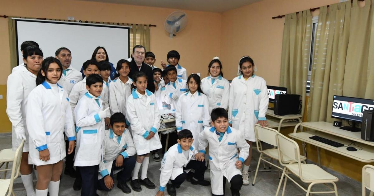 Zamora inauguroacute en Quimiliacute la refaccioacuten y ampliacioacuten de la Escuela Ndeg 1214 obras de iluminacioacuten enripiado y entregoacute viviendas sociales