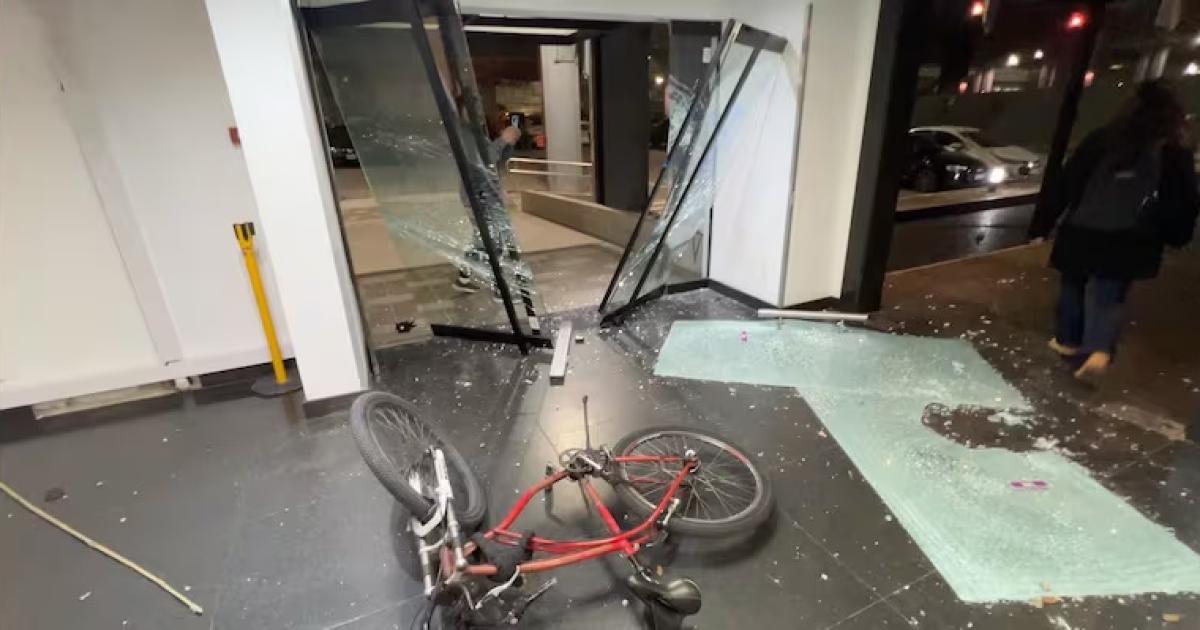 Militantes hicieron destrozos en TN y Canal 13 tras la condena a Cristina