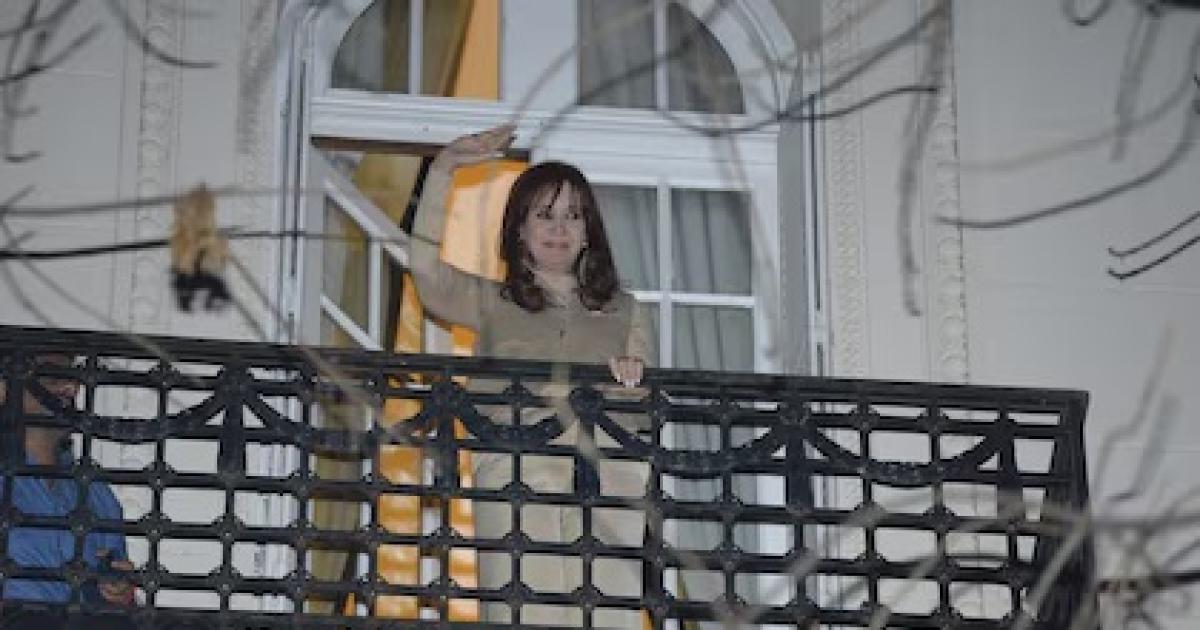 Cristina y Maacuteximo Kirchner saludaron a la militancia desde el balcoacuten de su domicilio