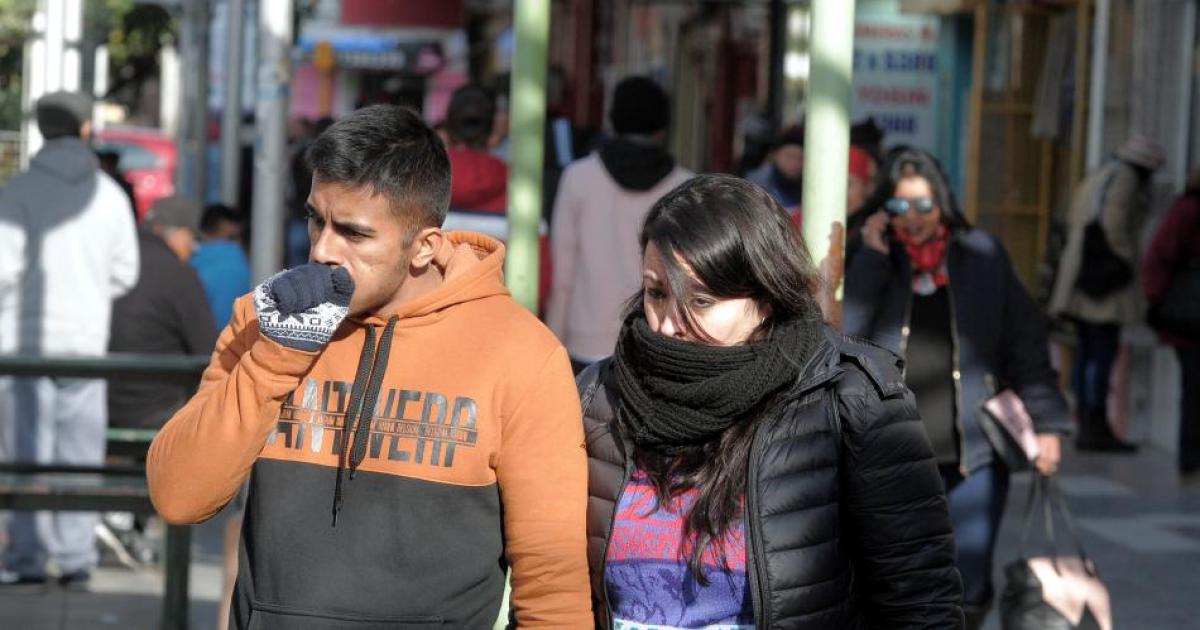 Santiago amanecioacute bajo un intenso friacuteo coacutemo seguiraacute el resto del diacutea