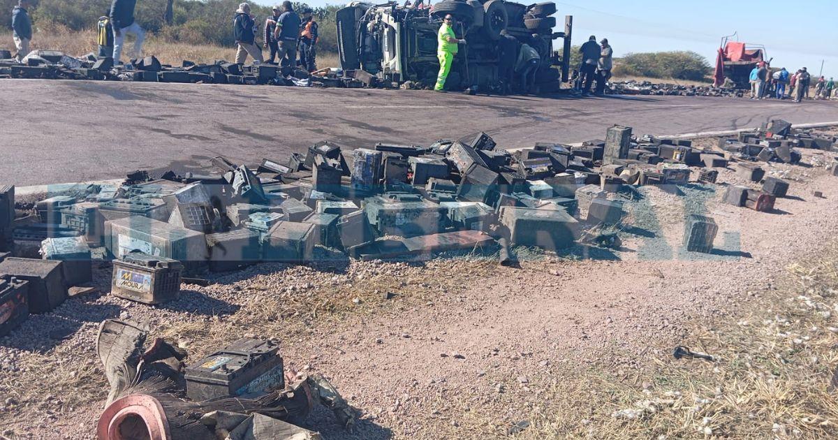 Uno de los vehículos transportaba baterías usadas