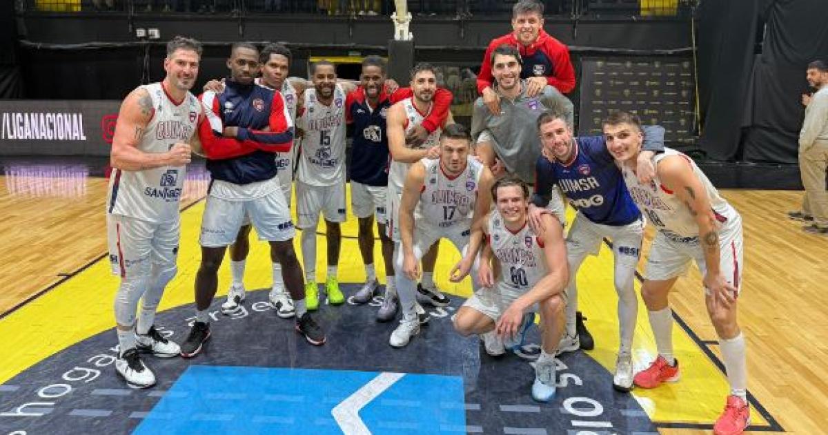 IMPARABLE Quimsa celebró la clasificación a semifinales sobre el parqué del estadio de Obras El equipo santiagueño est entre los cuatro mejores