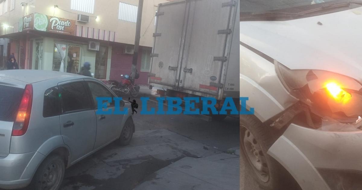 Fuerte choque en el Oeste- un auto embistioacute a un camioacuten estacionado