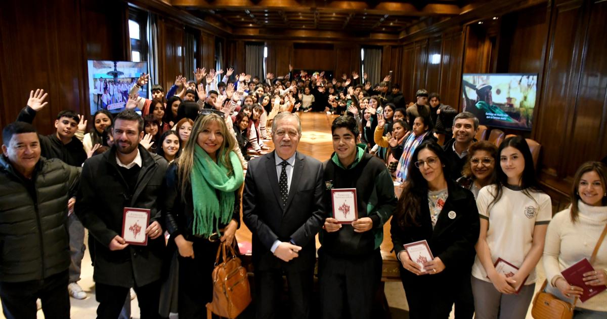 El Jefe de Gabinete recibioacute a estudiantes de Los Quiroga y de Fernaacutendez