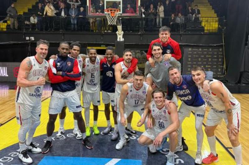IMPARABLE Quimsa celebró la clasificación a semifinales sobre el parqué del estadio de Obras El equipo santiagueño est� entre los cuatro mejores
