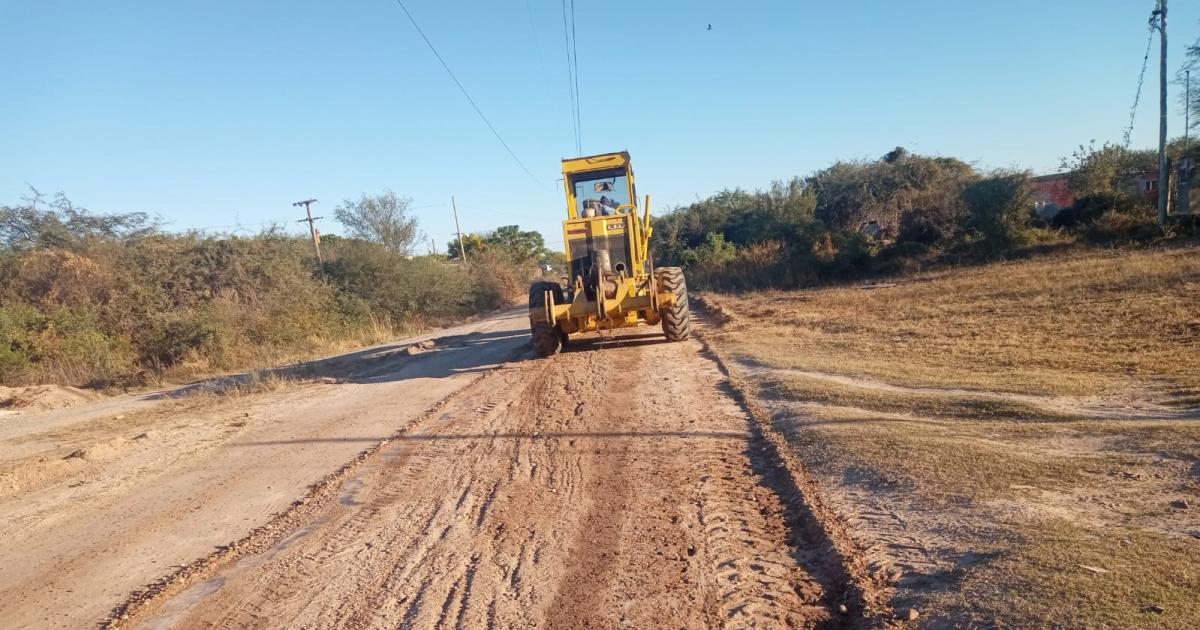 Realizan mejoramiento de caminos en Los Acosta y zonas vecinas