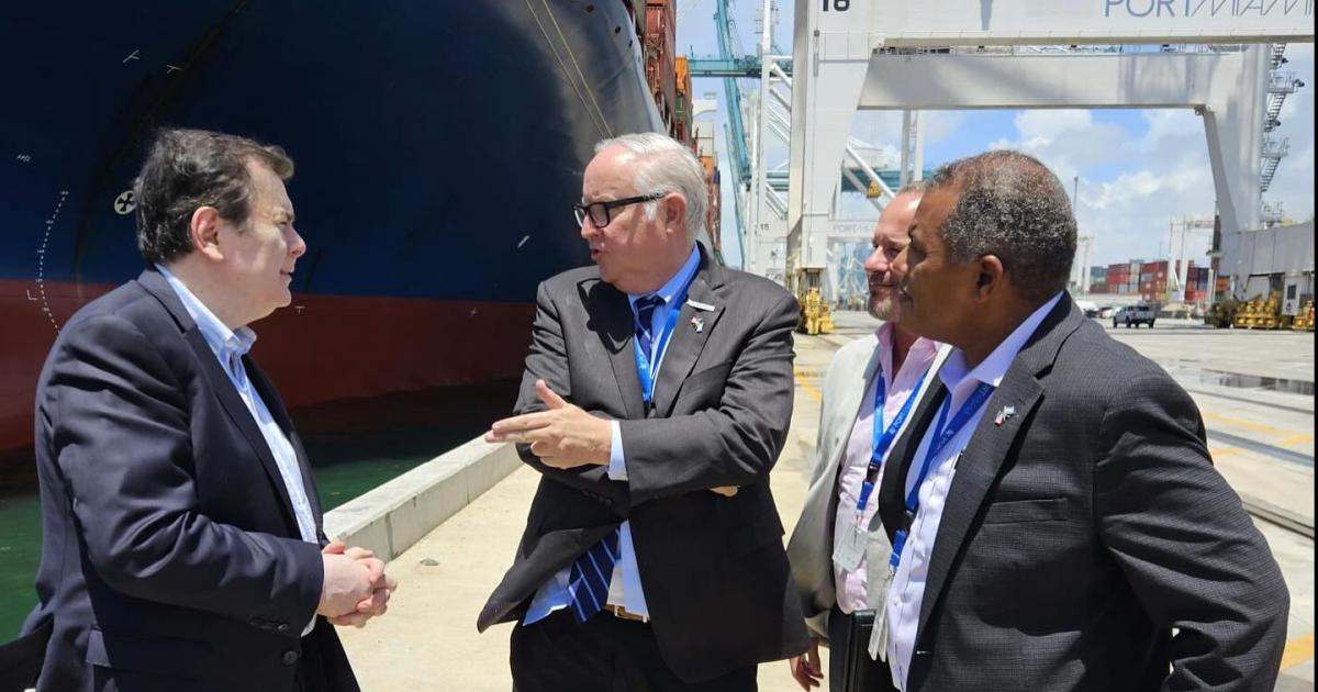 Zamora junto al presidente la agencia oficial de Desarrollo Económico de Miami Dade Rodrick T Miller