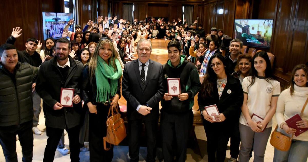 Estudiantes de colegios de Los Quiroga y de Fernndez visitaron la Casa de Gobierno