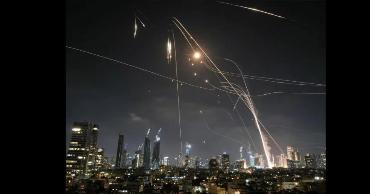 TERRIBLES VIDEOS  Iraacuten responde a la agresioacuten de Israel y dispara maacutes de 100 misiles sobre Tel Aviv