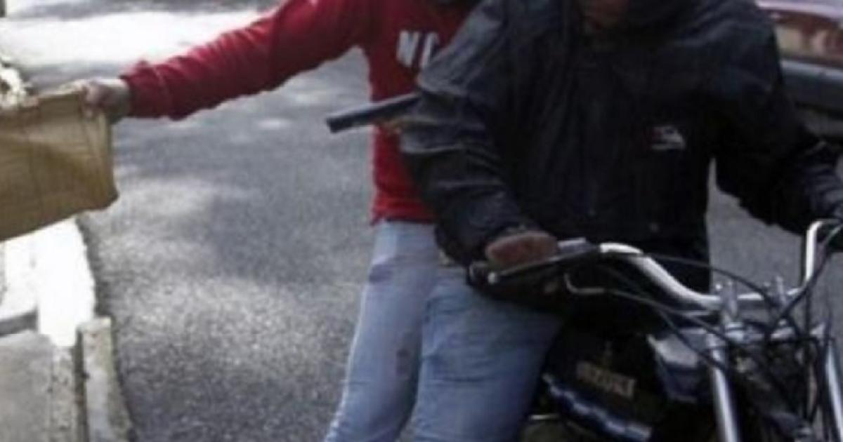 Violento asalto de motochorros- atacaron a una mujer cuando esperaba el colectivo Foto- Ilustrativa