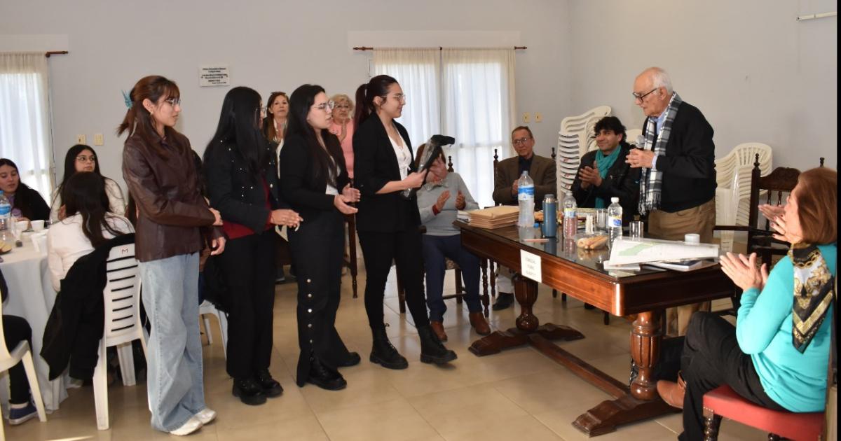 El cafeacute literario reunioacute a escritores artistas y estudiantes de Fernaacutendez