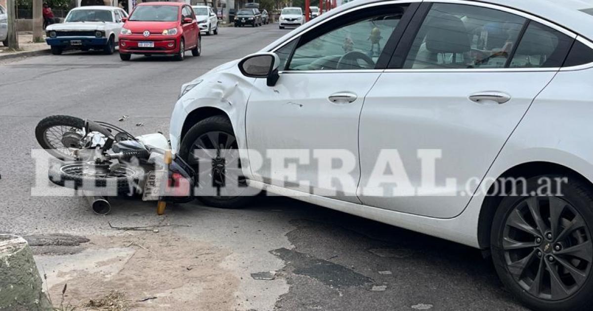 Choque en barrio Juramento- un motociclista resultoacute herido tras colisionar con un automoacutevil