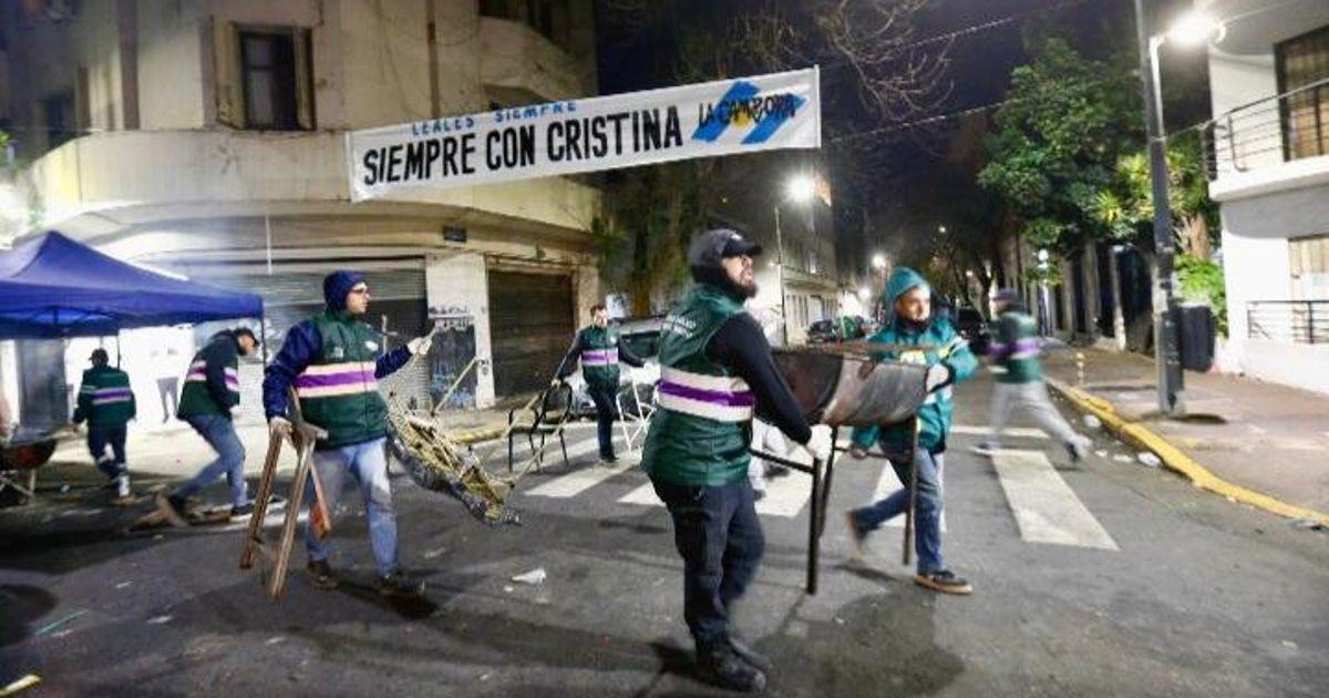 Desalojaron a los militantes que acampaban frente al departamento de Cristina Kirchner