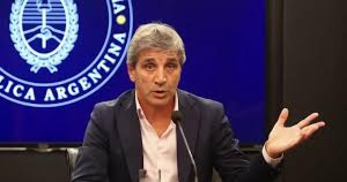 Los ingresos cayeron un 17-en-porciento- el gasto bajó ms lento- un 8-en-porciento-