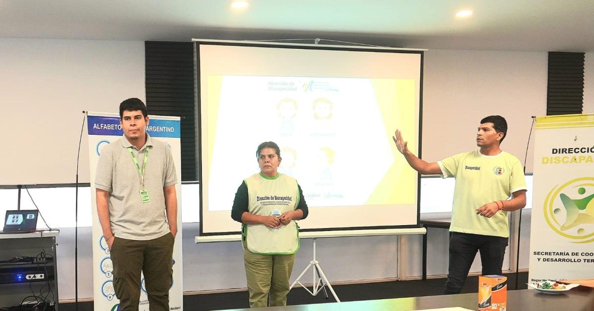 Jóvenes de La Banda aprendern lengua de señas argentinas en foma completamente gratuita