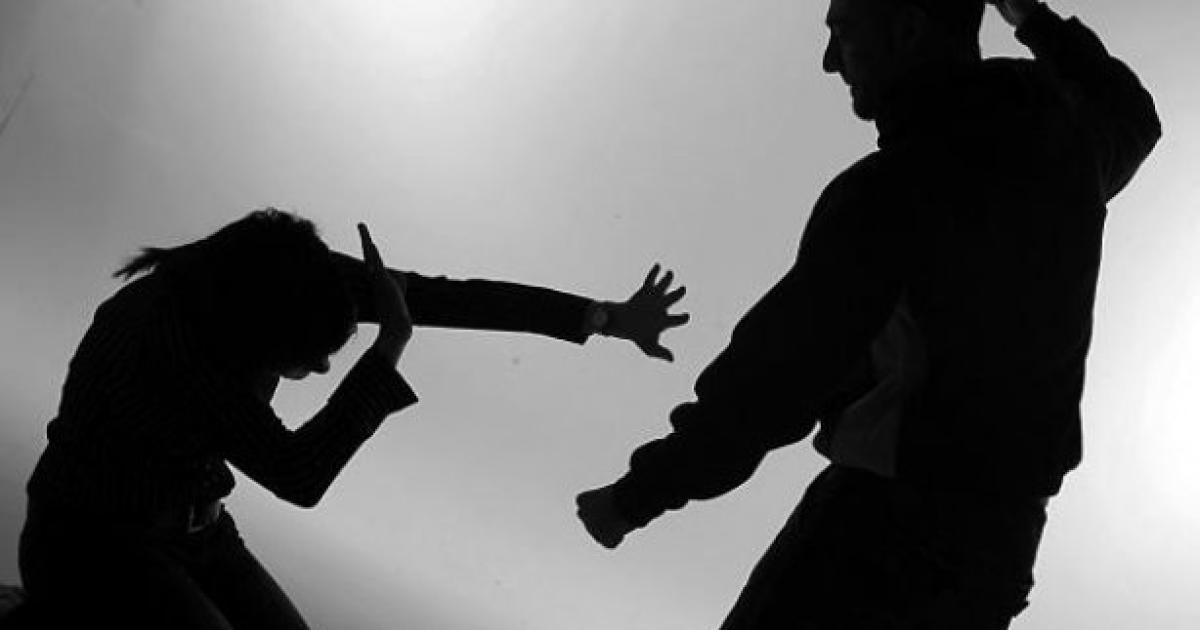 Irascible sujeto le arrojó a su pareja agua caliente