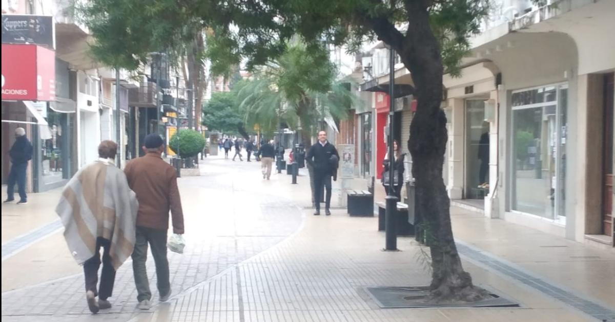 Solo algunas personas salieron a recorrer el centro