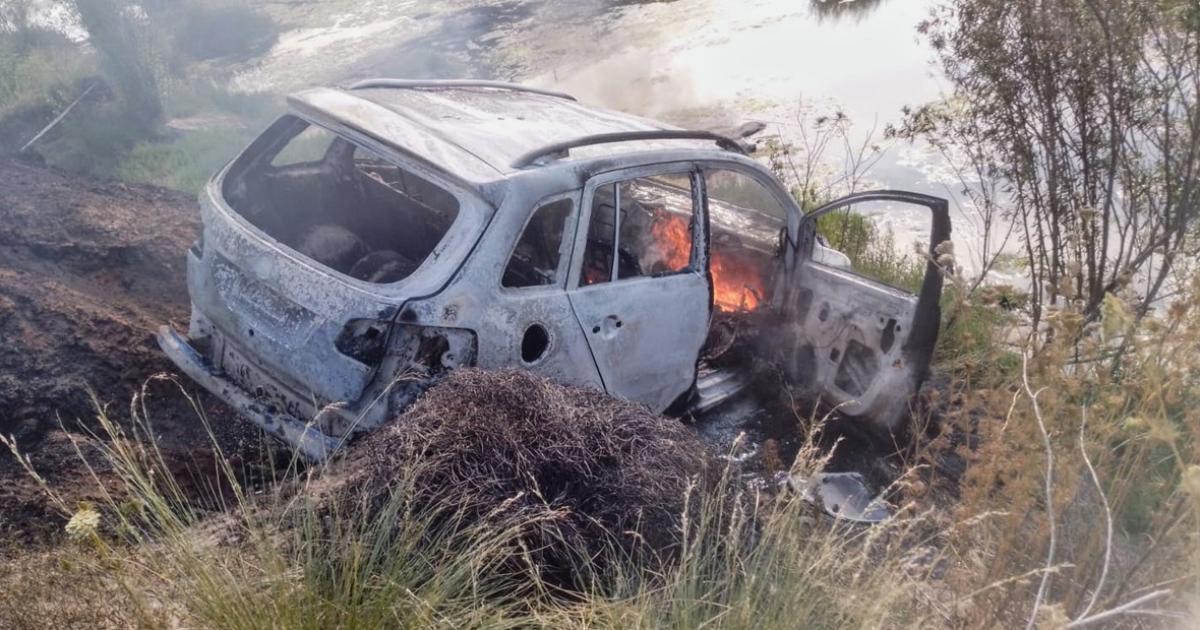 Hallaron a dos personas carbonizadas en un auto incendiado