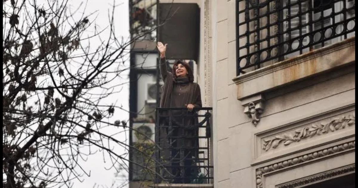 Cristina Kirchner salió al balcón de su casa y saludó a la militancia