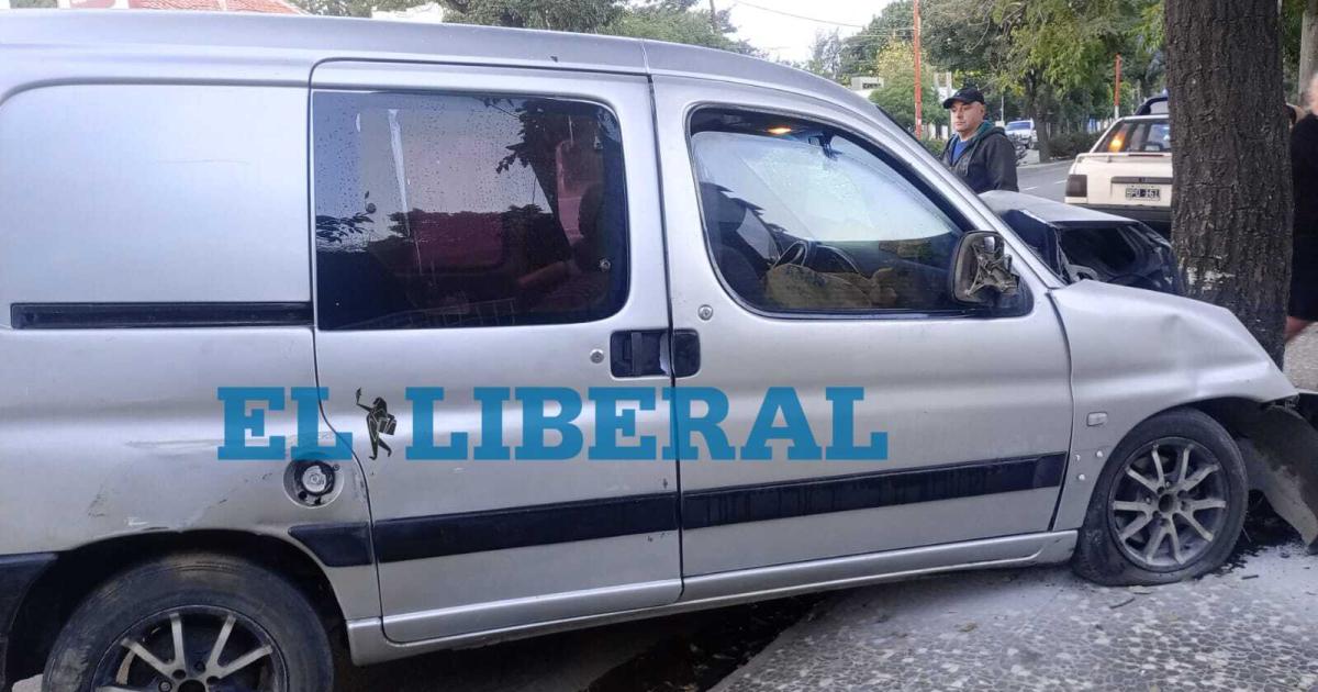 Joven resultoacute herido tras impactar contra un aacuterbol en avenida Belgrano