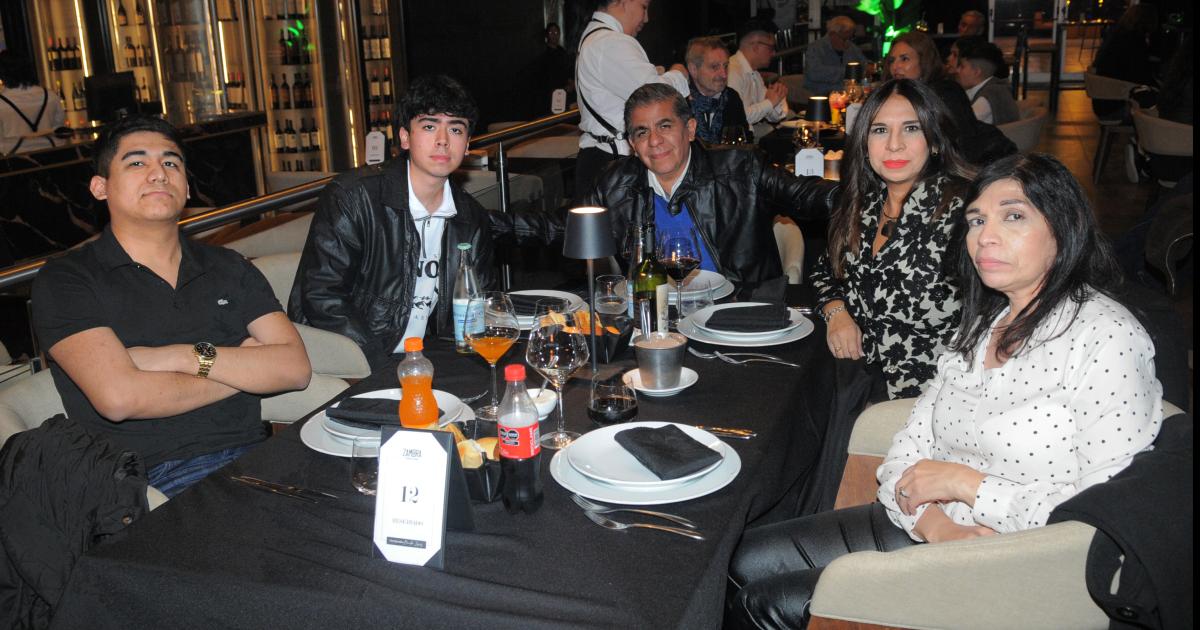 FESTEJO AL RITMO DE VINTAGE BAND 