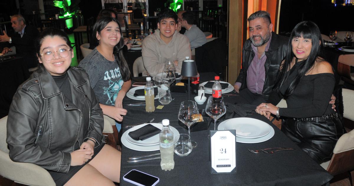 FESTEJO AL RITMO DE VINTAGE BAND 