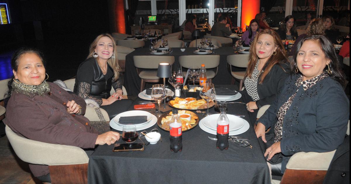 FESTEJO AL RITMO DE VINTAGE BAND 