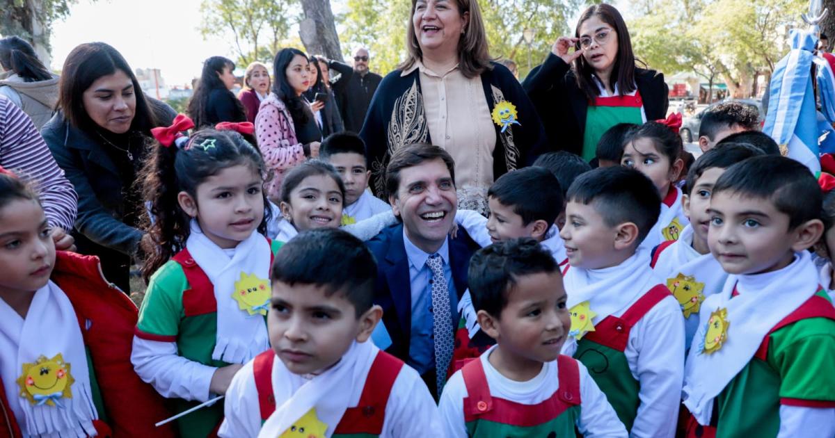 Los nintildeos de los jardines prometieron Carintildeo a la Bandera Nacional