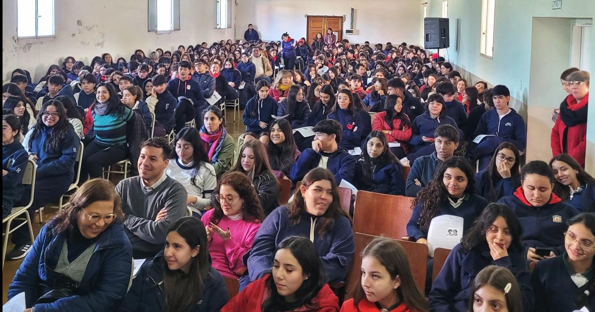 El ciclo educativo Cantando historias llegoacute al Colegio Beleacuten 