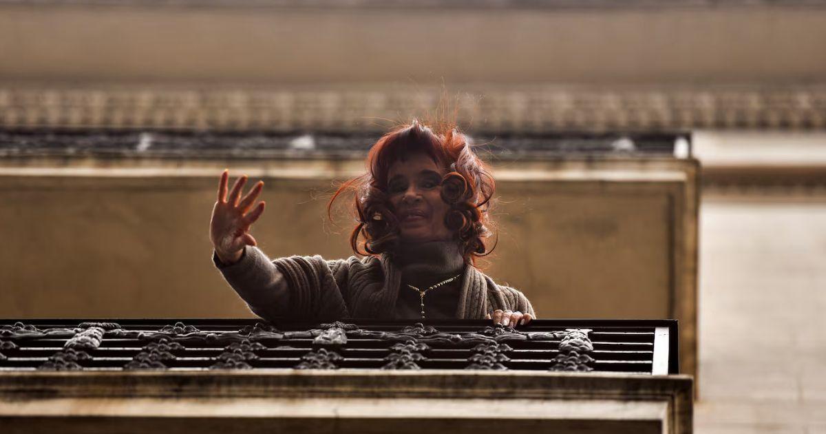 Cristina Kirchner no tiene prohibido salir al balcón de su domicilio en el barrio de Constitución