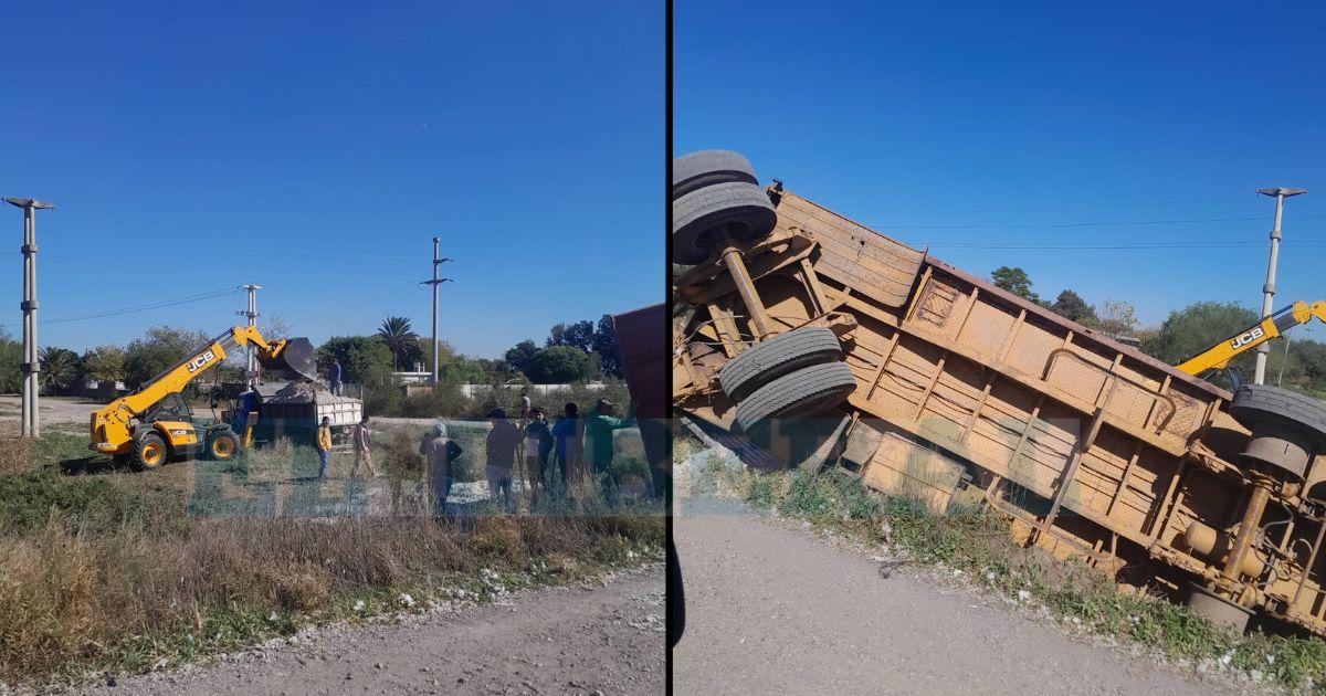 El camión perdió toda su carga tras el vuelco registrado este jueves