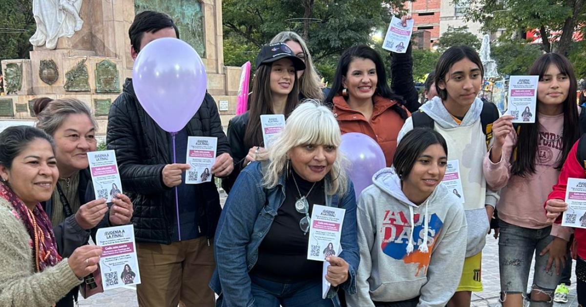 Santiago con Eugenia Ruiz- sus fans pidieron el voto en la Plaza Libertad