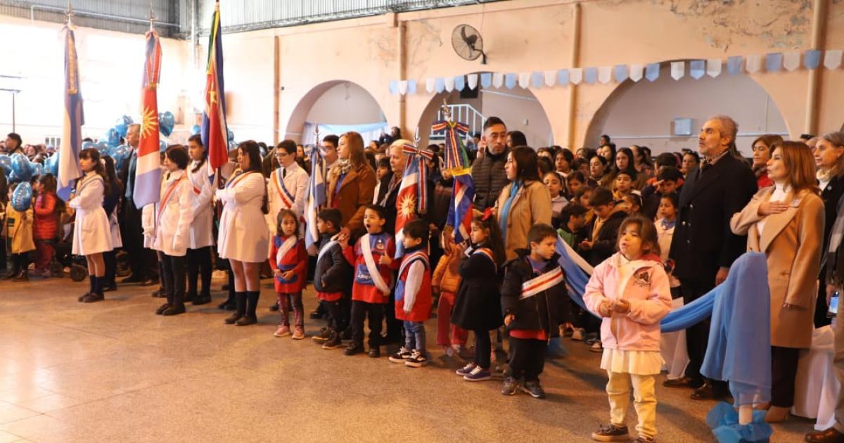 Emotivo acto por el Diacutea de la Bandera en Villa Ojo de Agua