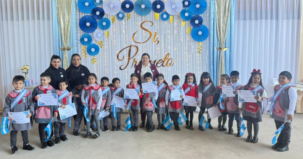 Alumnos del Jardín Virgen de Loreto realizaron la Promesa de Cariño a la Bandera