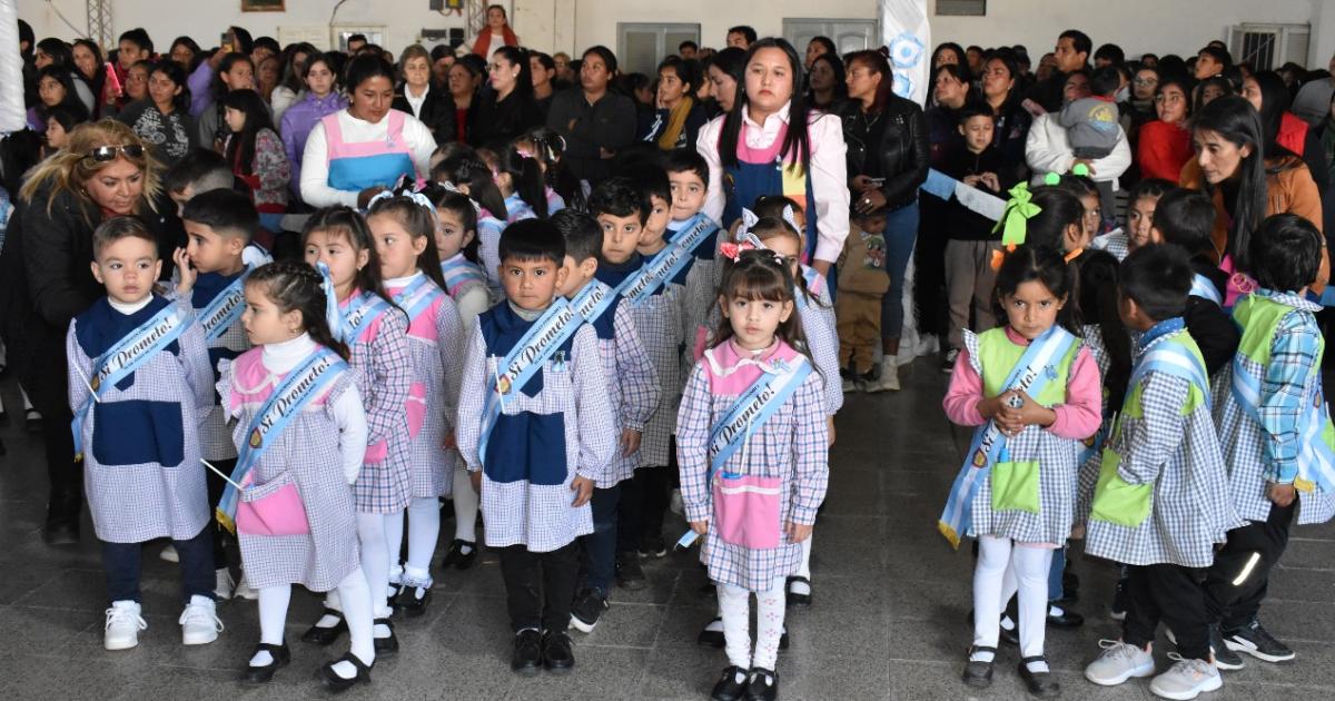 Alumnos de los jardines municipales de Fernndez realizaron la promesa de cariño