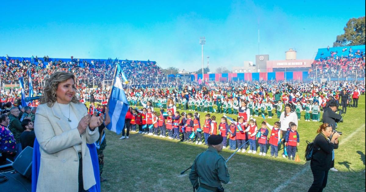 Fuentes tomó la promesa a la bandera a los alumnos de los jardines de infantes municipales