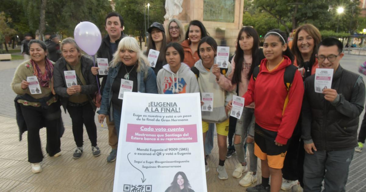 A MORIR Los fans de Eugenia vivaron a su ídola y pidieron el apoyo de todos los santiagueños