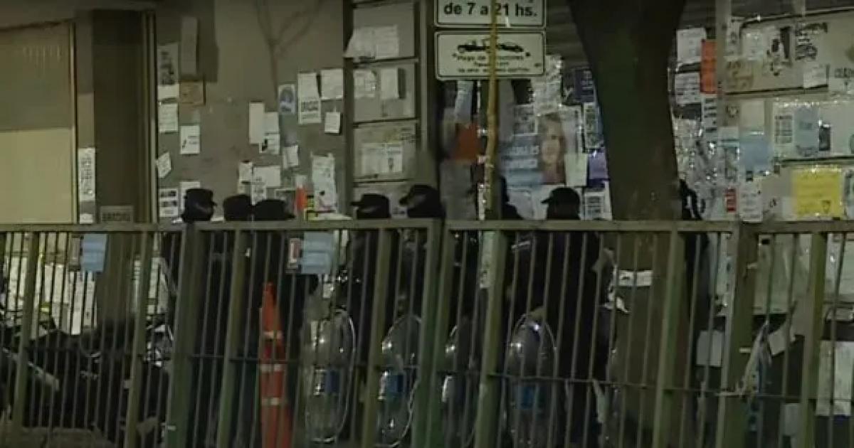 El departamento de CFK amanecioacute con un sorpresivo operativo- vallaron y pusieron custodia policial