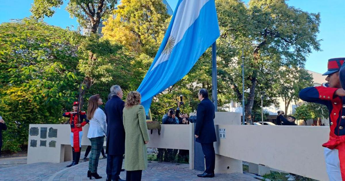 Conmemoracioacuten patria en Plaza Libertad- Zamora encabezoacute el acto por el Diacutea de la Bandera