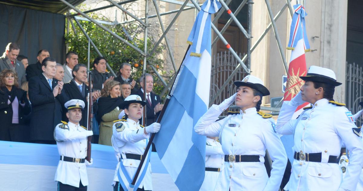Zamora tambieacuten presidioacute el acto central y desfile por el Diacutea de la Bandera en avenida Roca