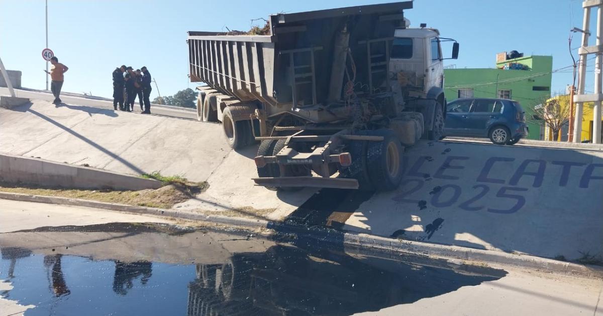 Feriado accidentado- un camioacuten perdioacute el control en el viaducto de Av Alsina y quedoacute colgando