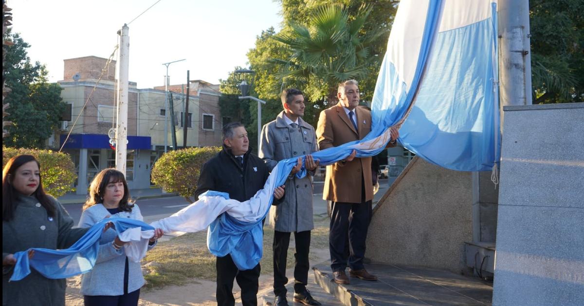 Nuestra bandera nos abraza nos contiene y nos llena de valores