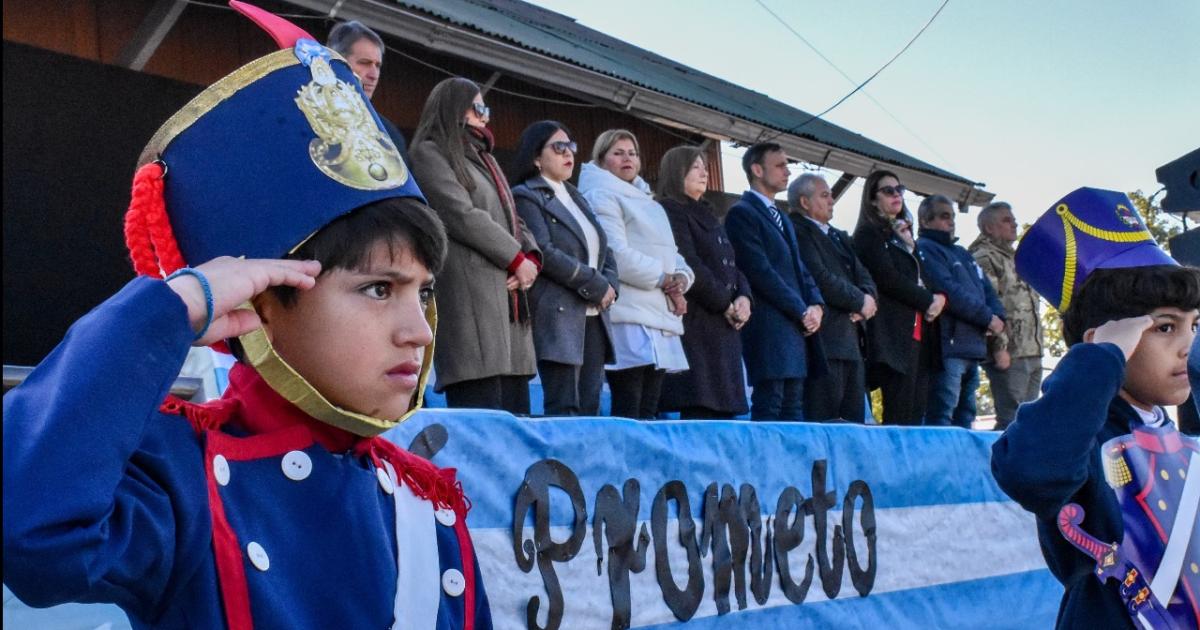 La figura de Manuel Belgrano convocoacute a la comunidad de Fernaacutendez en el Paseo del Agro